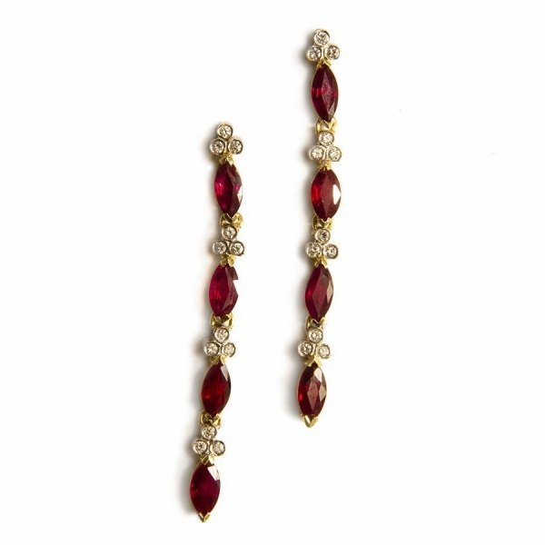 Pendientes largos de rubies y brillantes